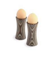 2 moderne Eierbecher aus gefärbtem Schichtholz mit Ei
