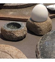 2 Eierbecher aus Stein mit Ei und Steinplatte