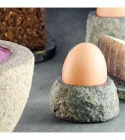 Eierbecher aus Stein mit Ei und Steinschalen