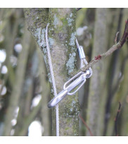 Vogelhausaufhängung mit Karabinerhaken am Baum