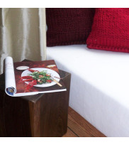 Beistellhocker Klotzki aus Eiche geräuchert mit Zeitschrift im Wohnzimmer