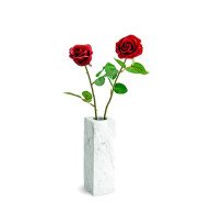 Moderne Vase aus weissem Marmor in eckiger Form mit roten Rosen dekoriert