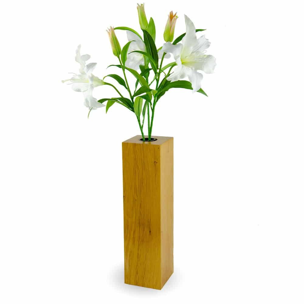 Bodenvase COLUMN 55 aus Holz in natur geölt mit weissen Lilien dekoriert