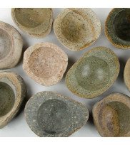 Mehrere Dekoschalen POOl aus Riverstone steinbeige unterschiedliche Farben und Formen Draufsicht