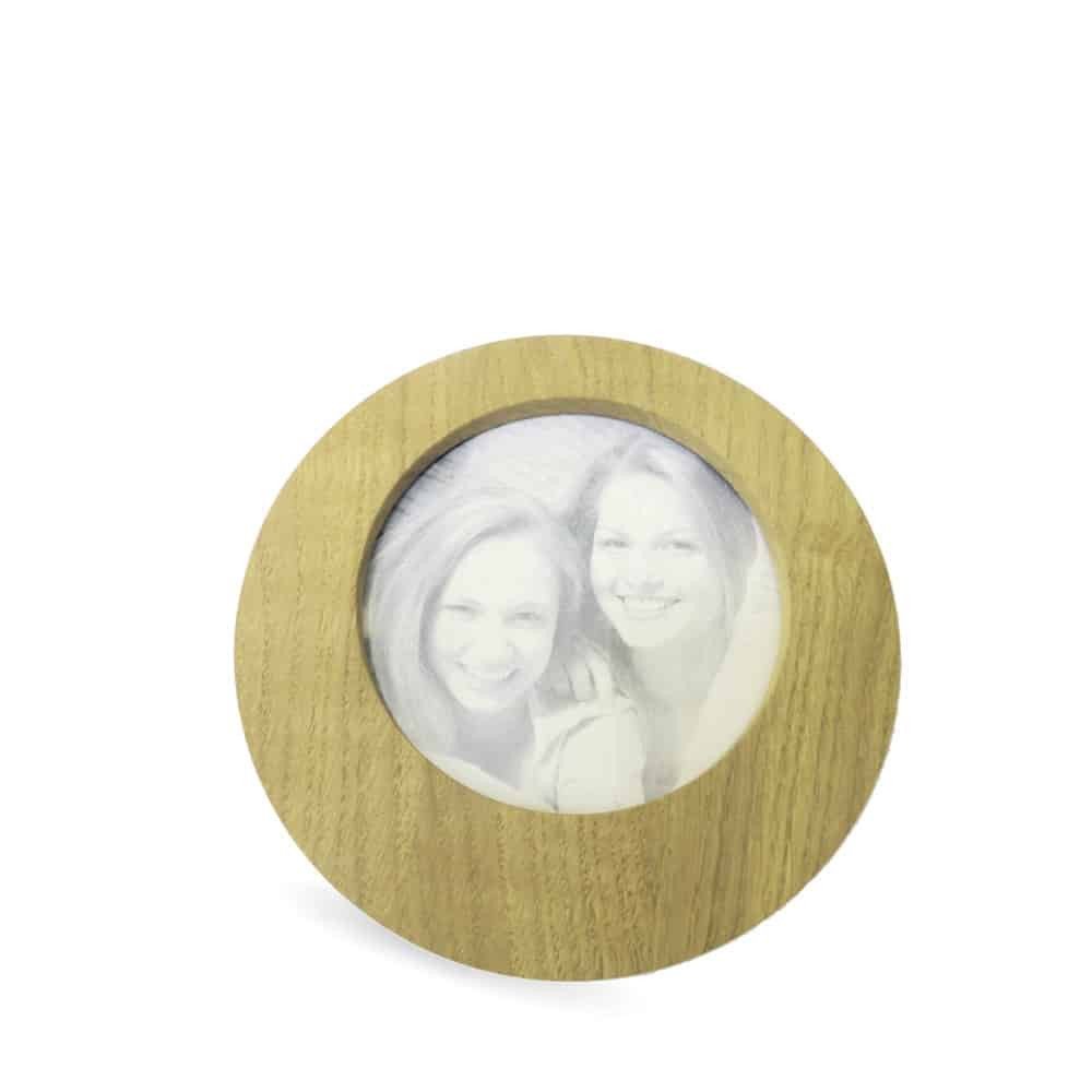 Round interchangeable frame VIEW 15 in raw oak with picture