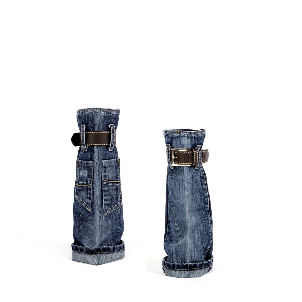 Designer Vase aus Jeans mit echtem Ledergürtel mit Vorder- und Rückseitenansicht