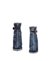 Designer Vase aus Jeans mit echtem Ledergürtel mit Vorder- und Rückseitenansicht