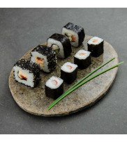 Steinteller River-m aus Flussstein in steinbeige dekoriert mit Sushi