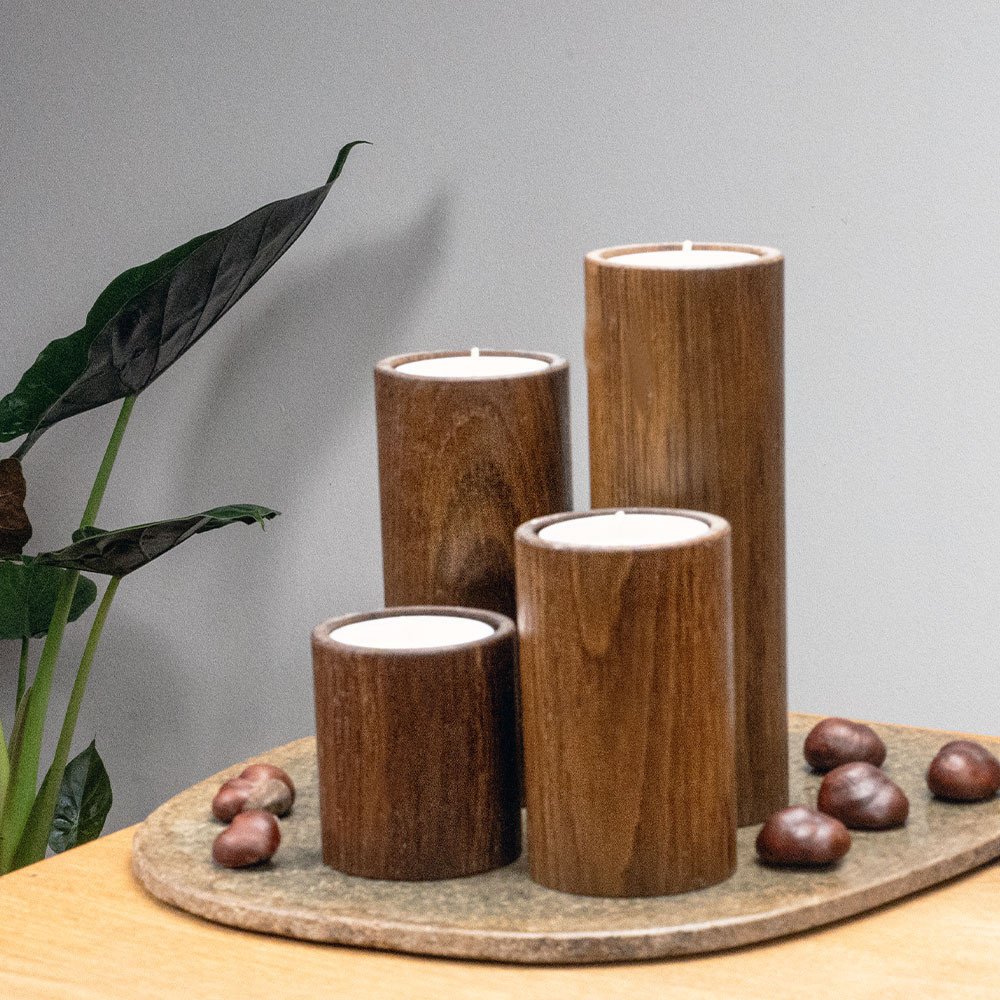 Set of 4 smoked oak tealight holders with large tealights decorated with chestnuts