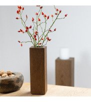 Holzvase COLUMN 25 aus Eiche geräuchert dekoriert mit Hagebuttenzweigen und Steinschale