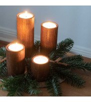 Set of 4 tea light holders STUV made of smoked oak with large tea lights decorated with fir branches burning