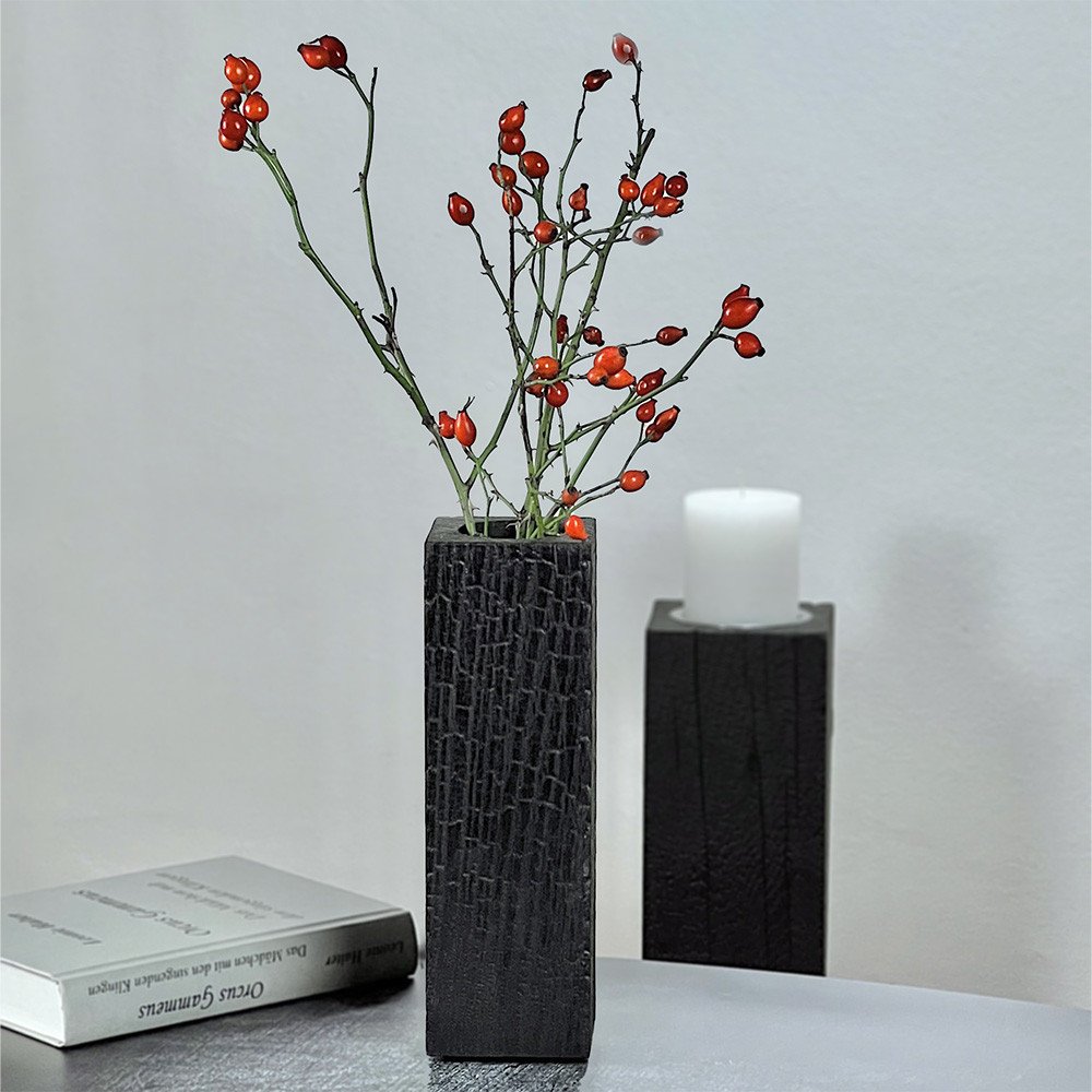 Eckige Vase schwarz aus Eiche in Yakisugi bearbeitet mit Glaseinsatz und Hagebuttenzweig dekorieret